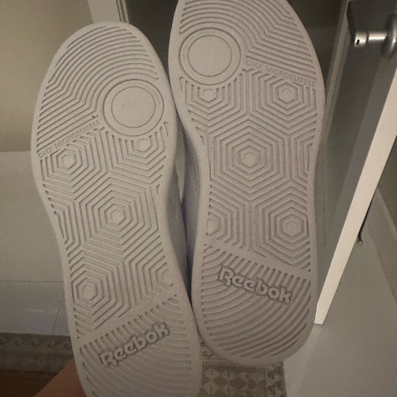 *Never Worn* Reebok White and Green Women's Sneakers - Picture 2 of 4